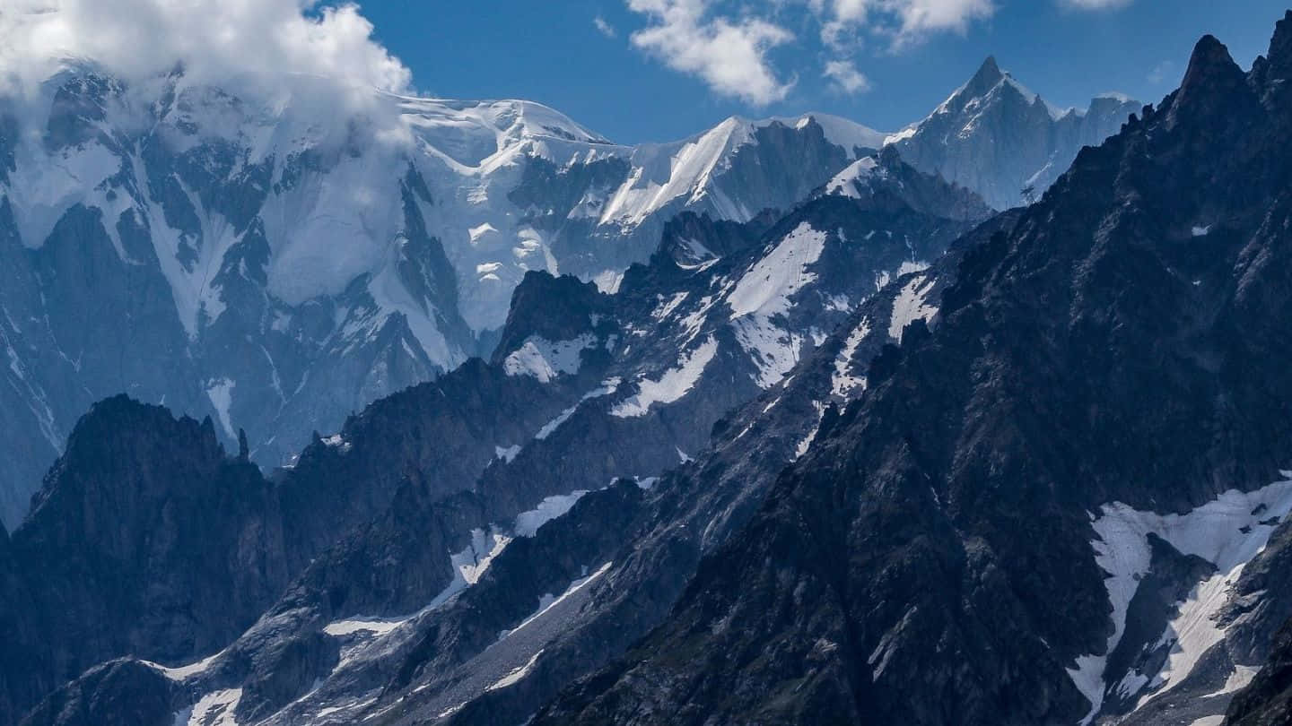 Bellaimmagine Di Una Montagna Con Ghiacciaio E Neve