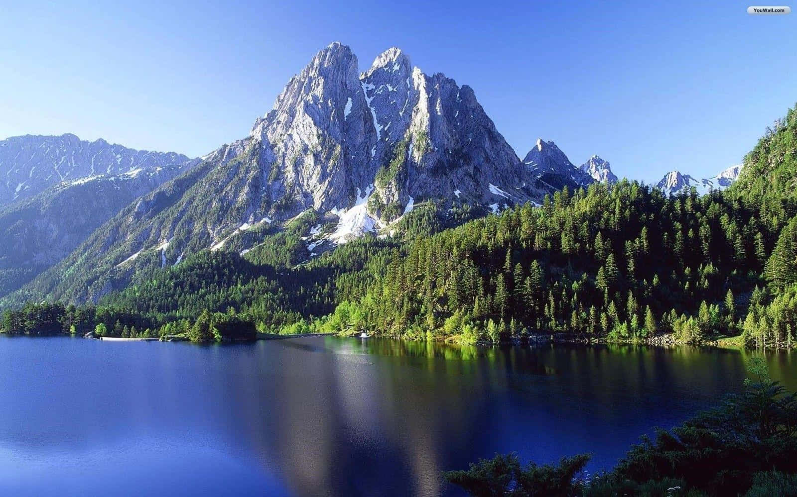 Schöneslandschaftsbild Mit Blick Auf Einen Wunderschönen Bergsee.