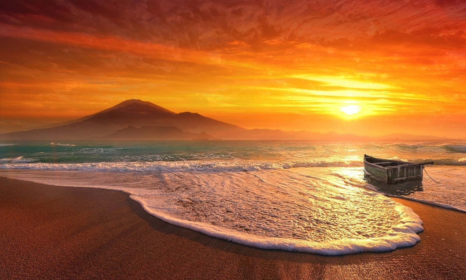 Schönesbild Eines Strandsonnenuntergangs Am Berg