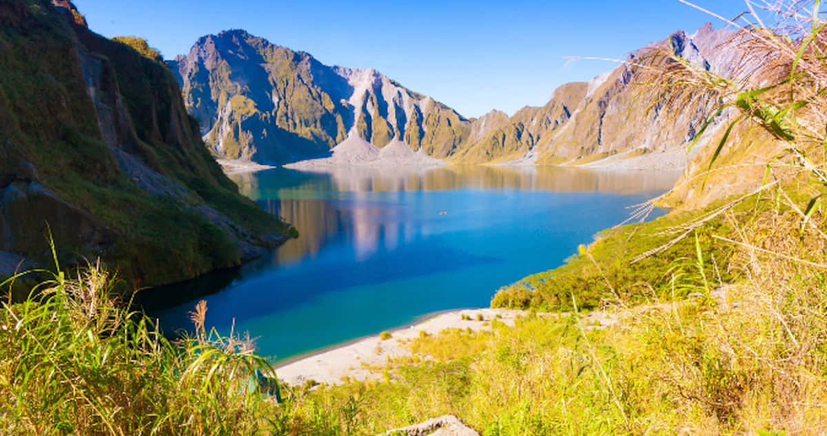 Hermosaimagen Del Lago Pinatubo En Las Montañas.