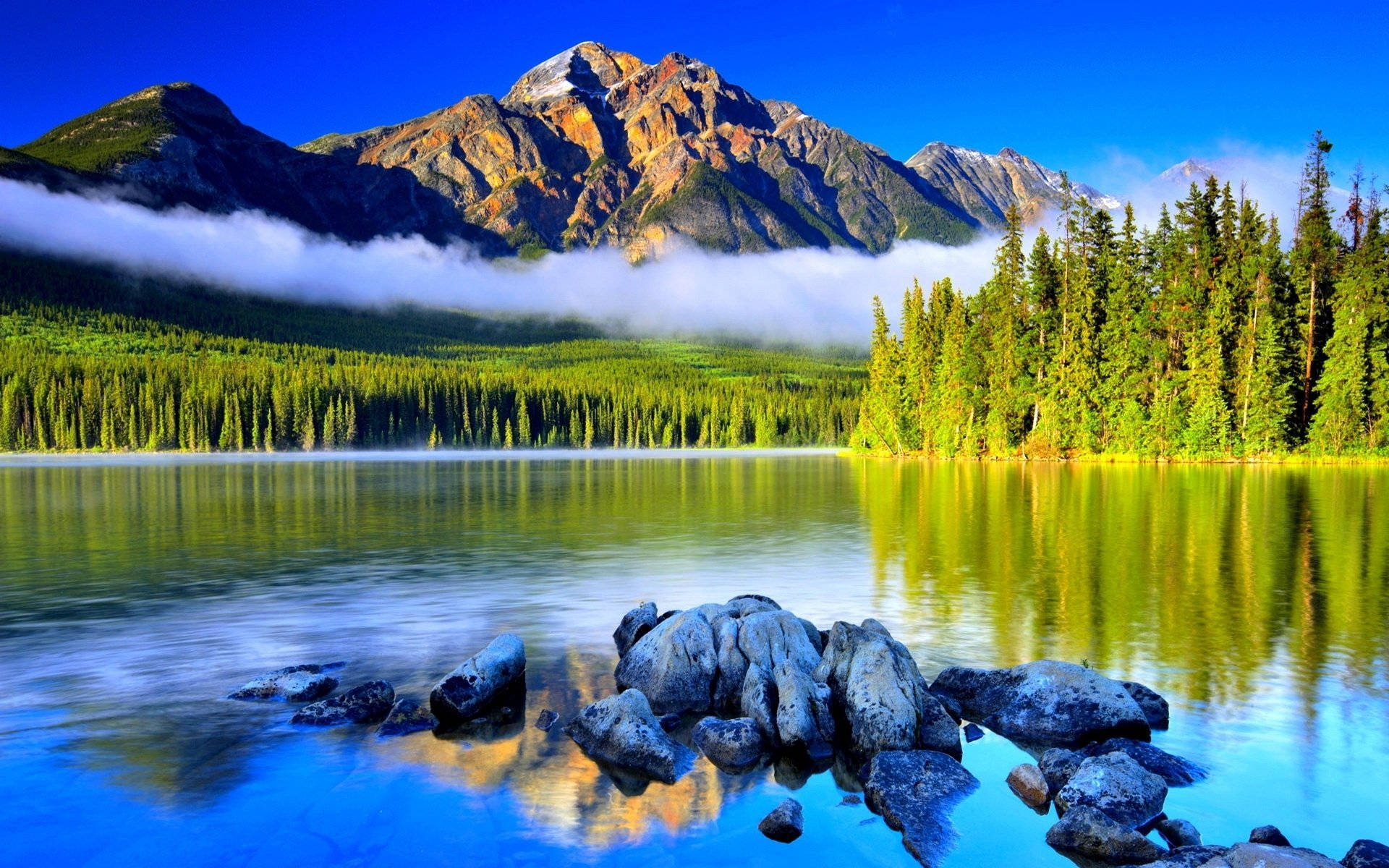 Hermosavista De Montañas Con Agua Clara Y Reflejos. Fondo de pantalla