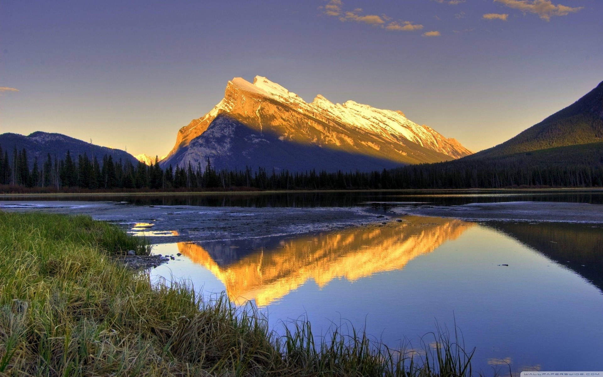 Et bjerg er spejlet i en sø Wallpaper
