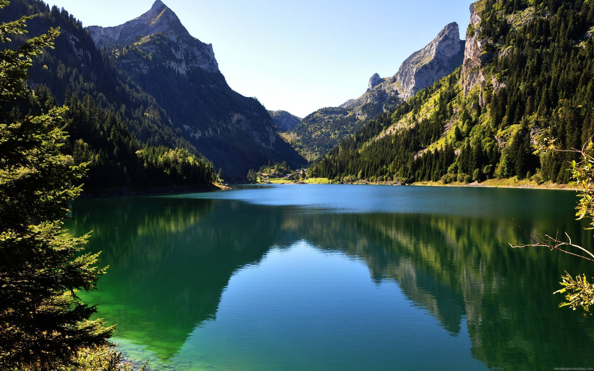 Sumérgeteen La Belleza De Las Majestuosas Montañas Con Una Vista Relajante. Fondo de pantalla