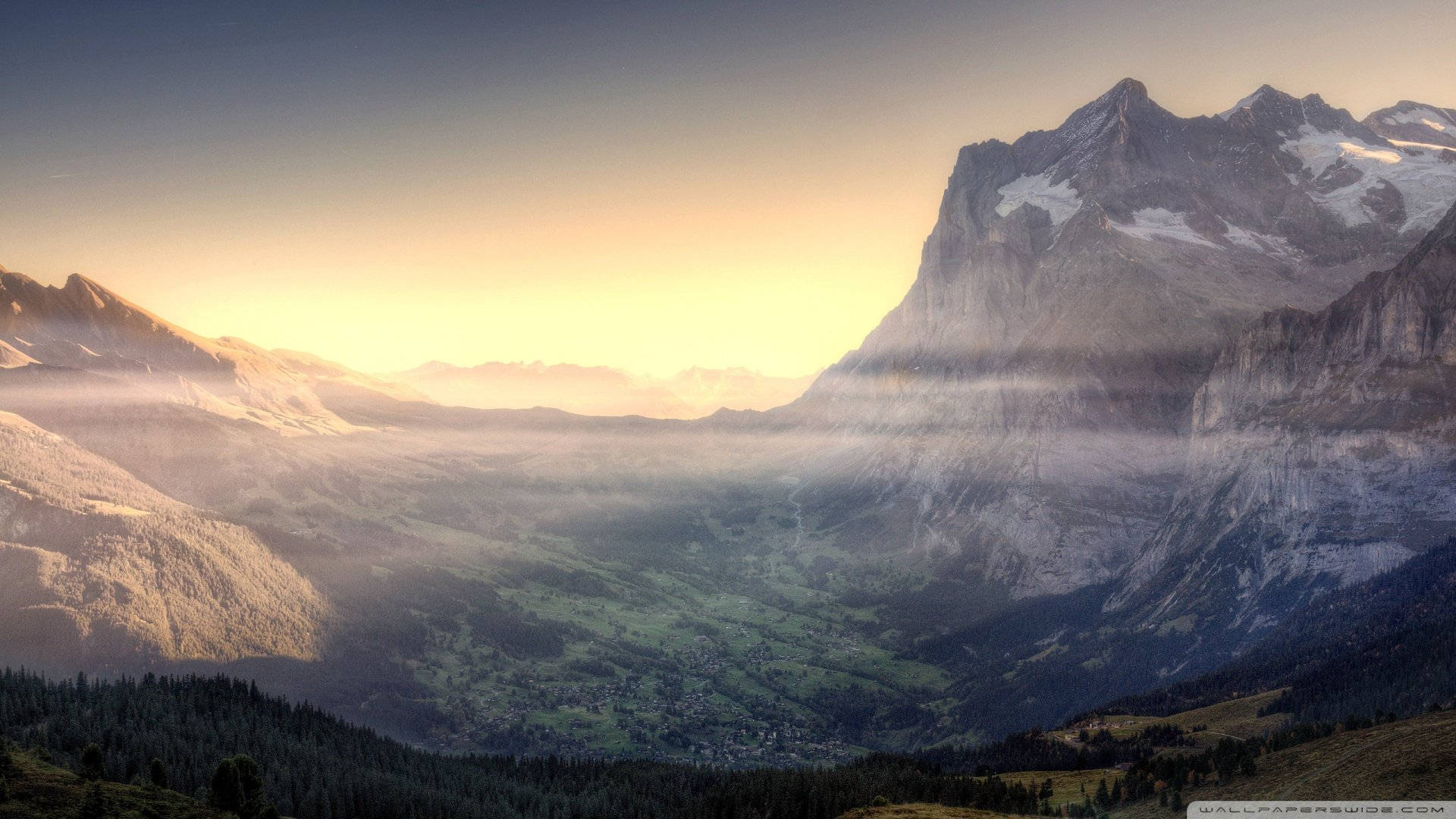 Hermosavista De Montañas Con Amanecer Y Niebla En El Escritorio Fondo de pantalla