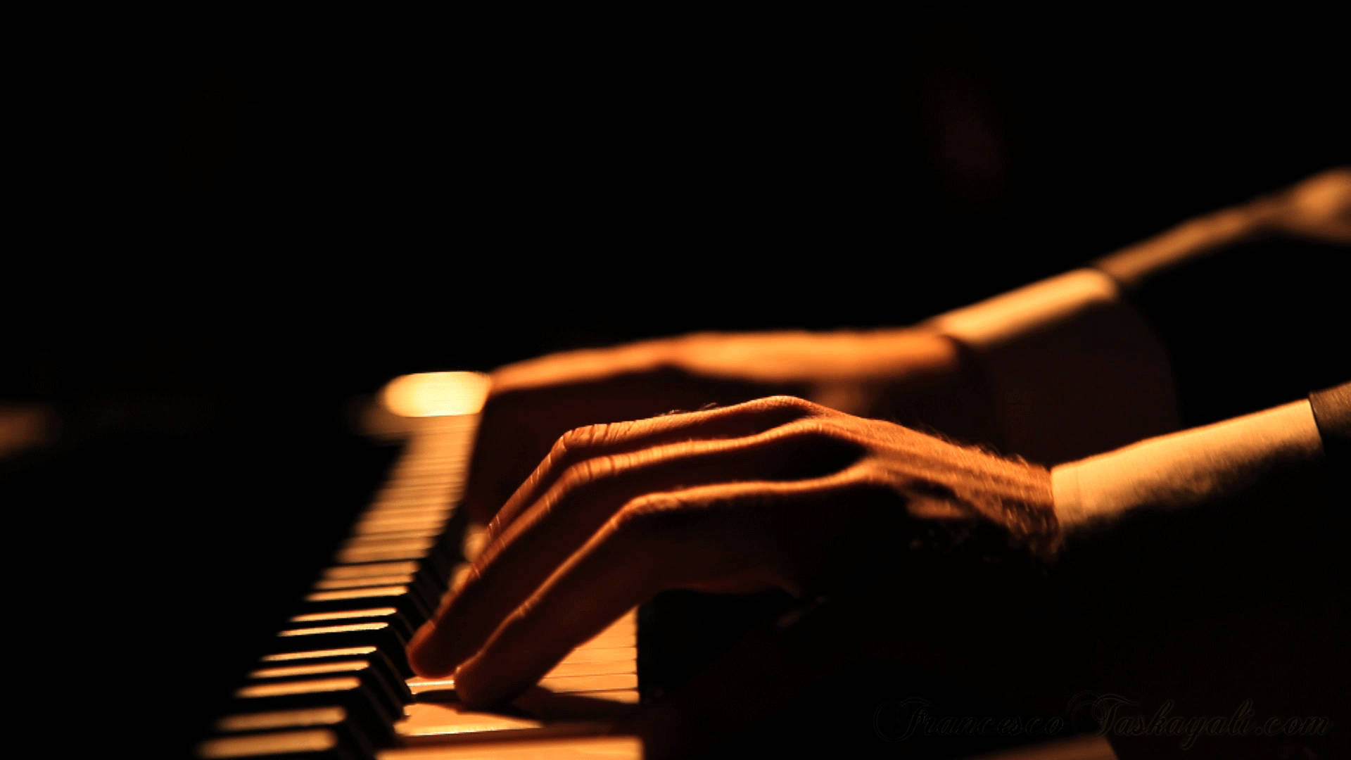 Piano play song. Фортепиано. Пианист на черном фоне. Пианино фон. Пианист на темном фоне.