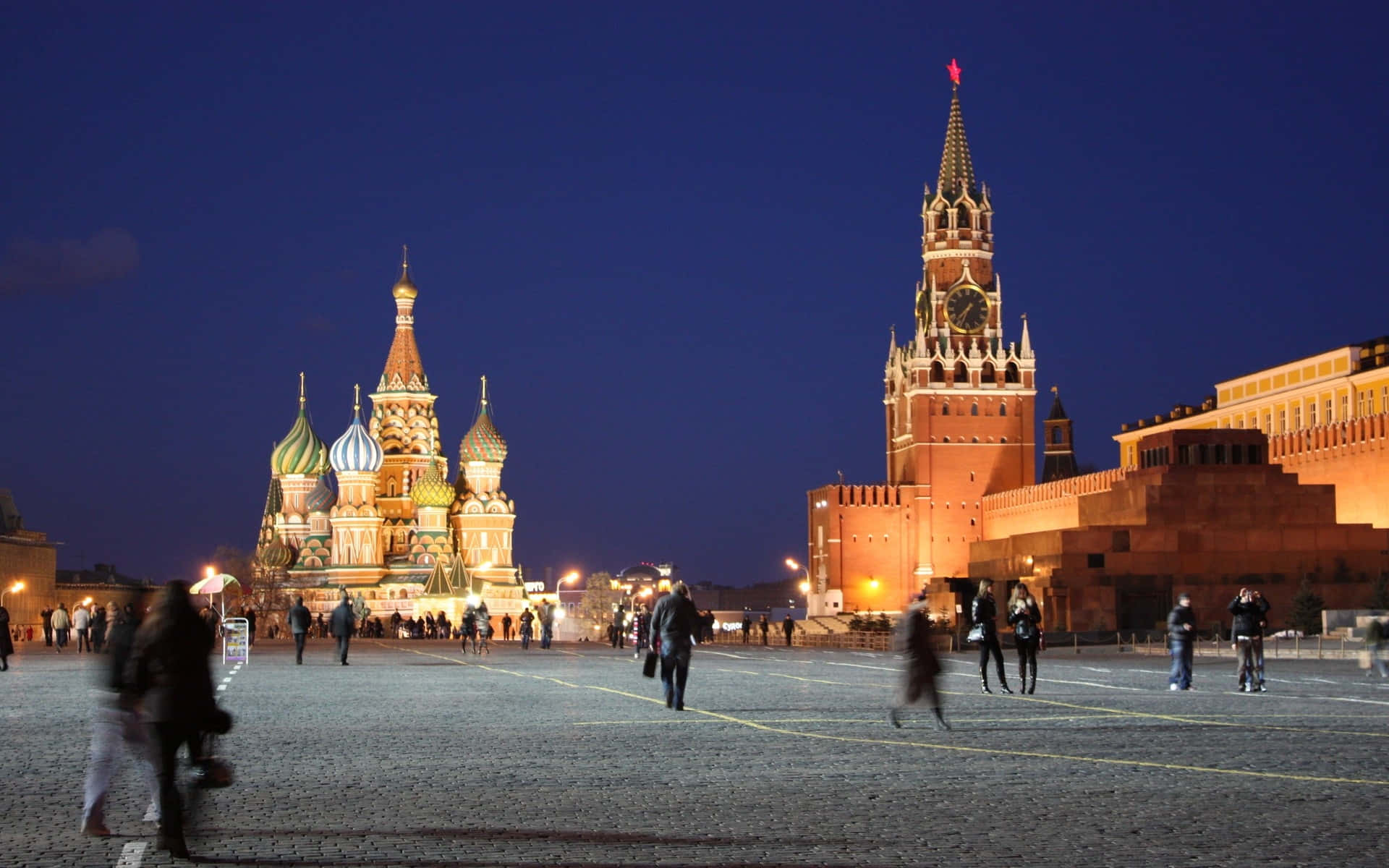 Majestic Night View of The Kremlin Wallpaper