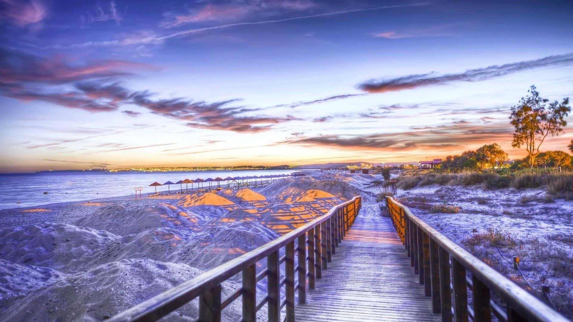 Serene Ocean Landscape At Sunset Achtergrond