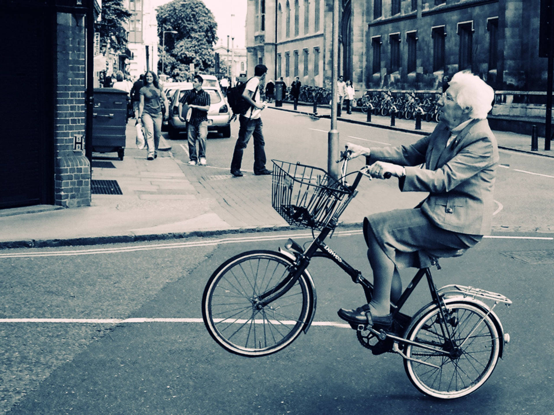 Smuk ældre kvinde cykler Riding Wallpaper