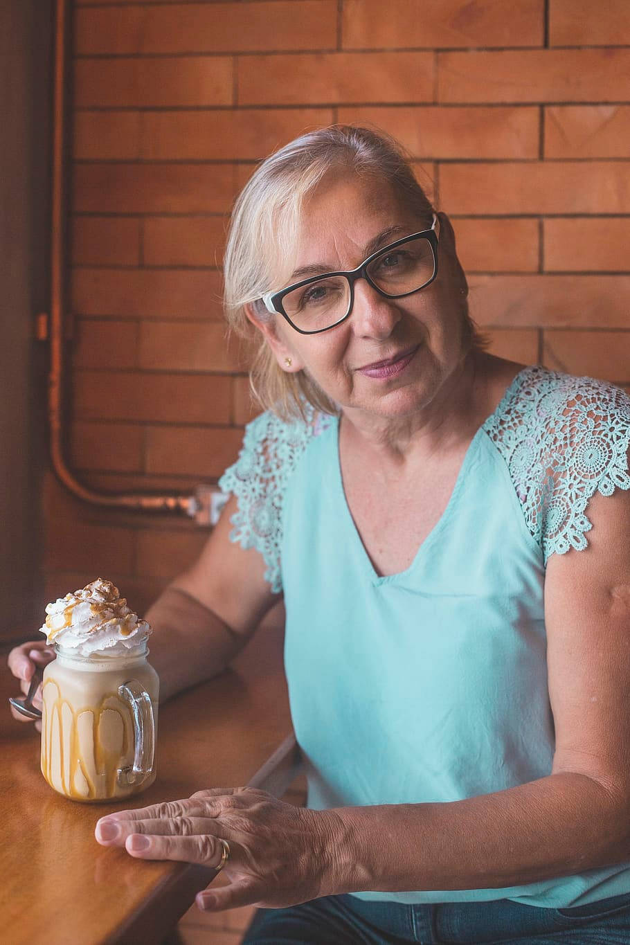 Smukke ældre kvinde drikker milkshake Wallpaper