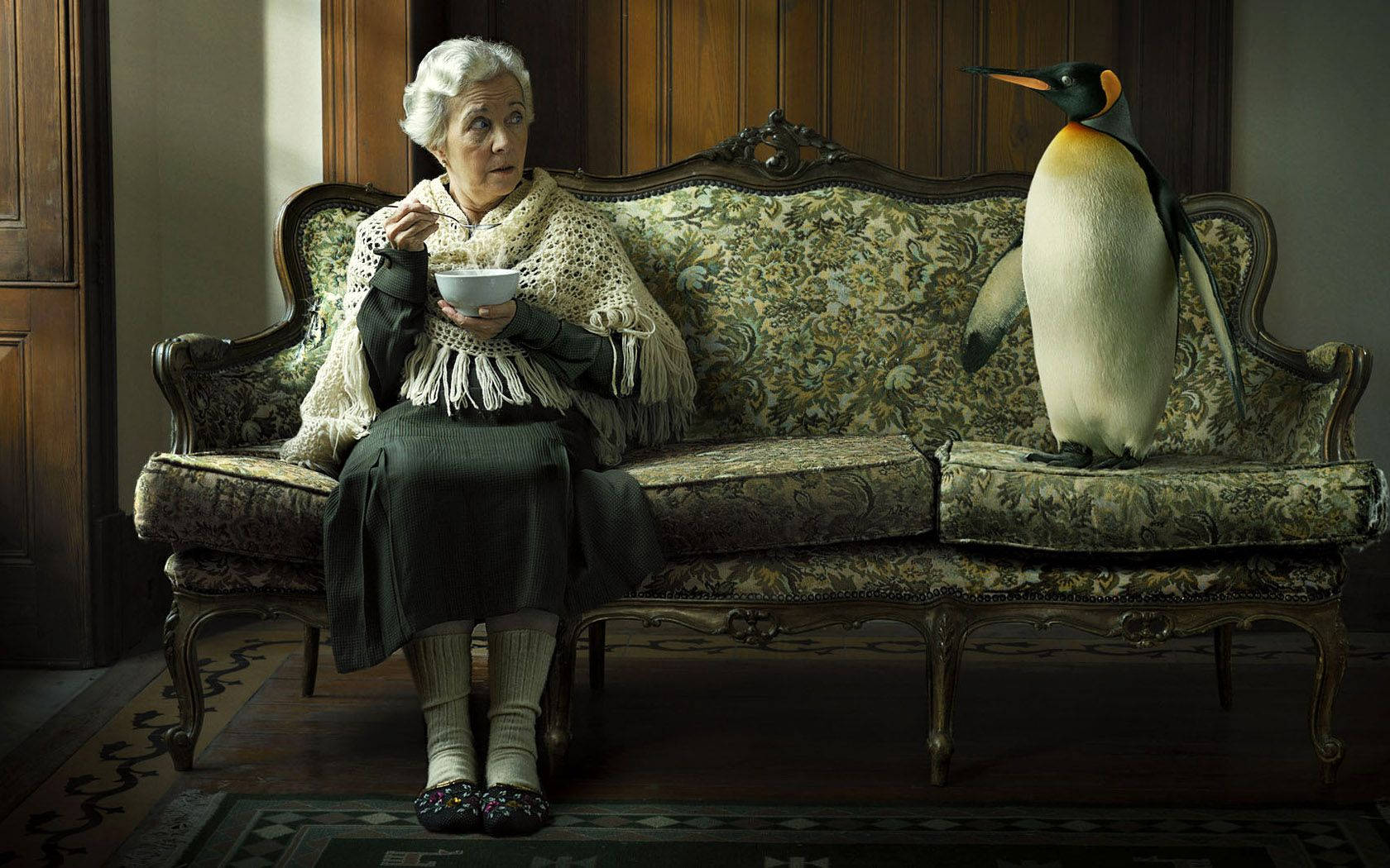 Smukke ældre kvinde med pingvin Wallpaper