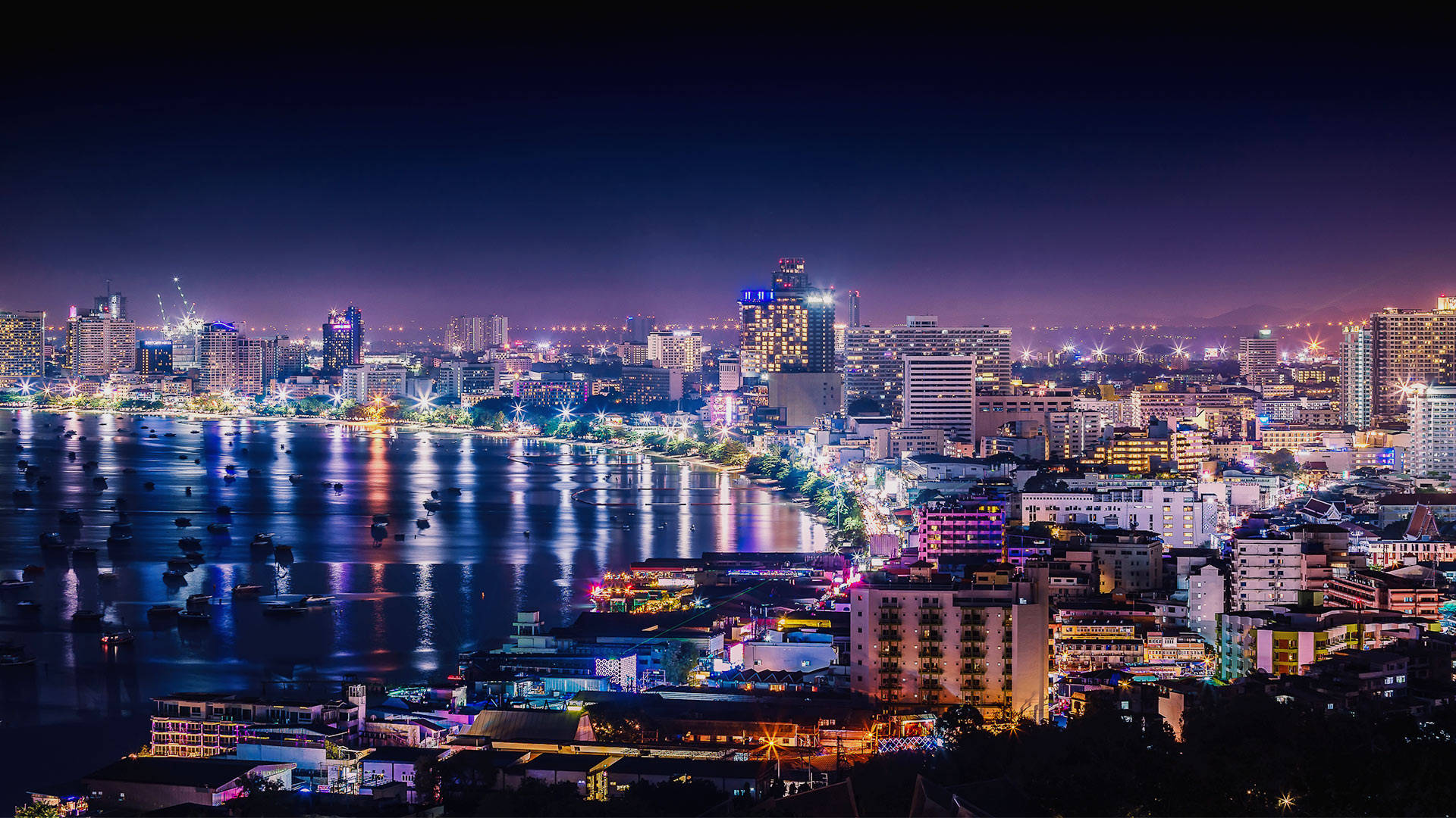 Hermosasluces De La Ciudad De Pattaya. Fondo de pantalla