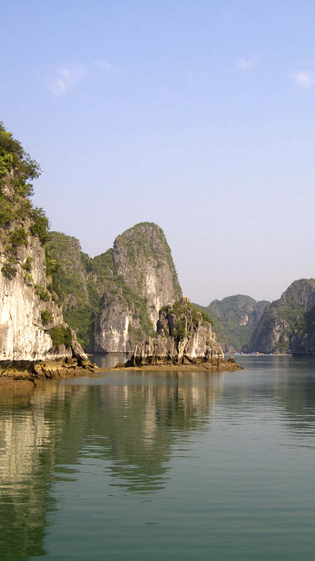 Beautiful Scenery Of Vietnam's Halong Bay Wallpaper