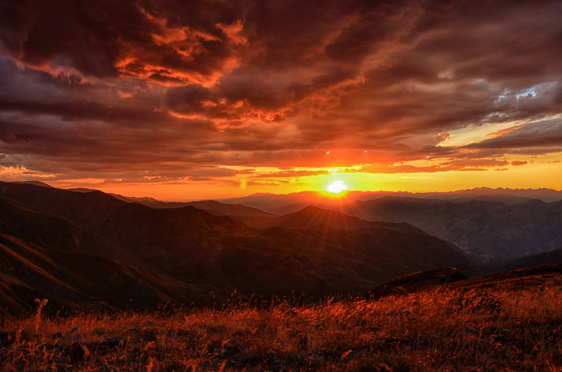 Wunderschönelandschaft Sonnenaufgang Berge Wallpaper