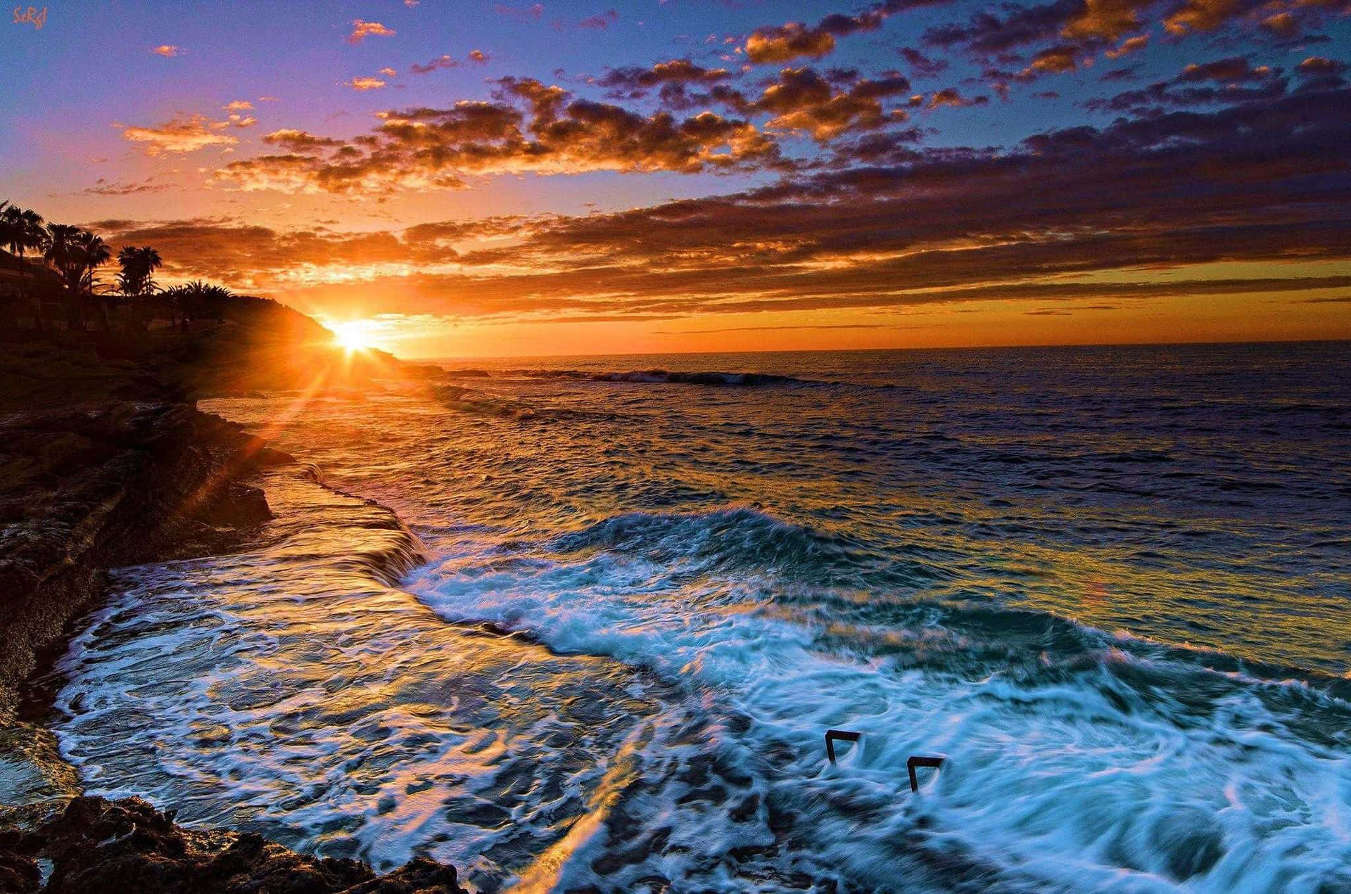 Hermosasolas Del Mar Atardeciendo En La Costa. Fondo de pantalla