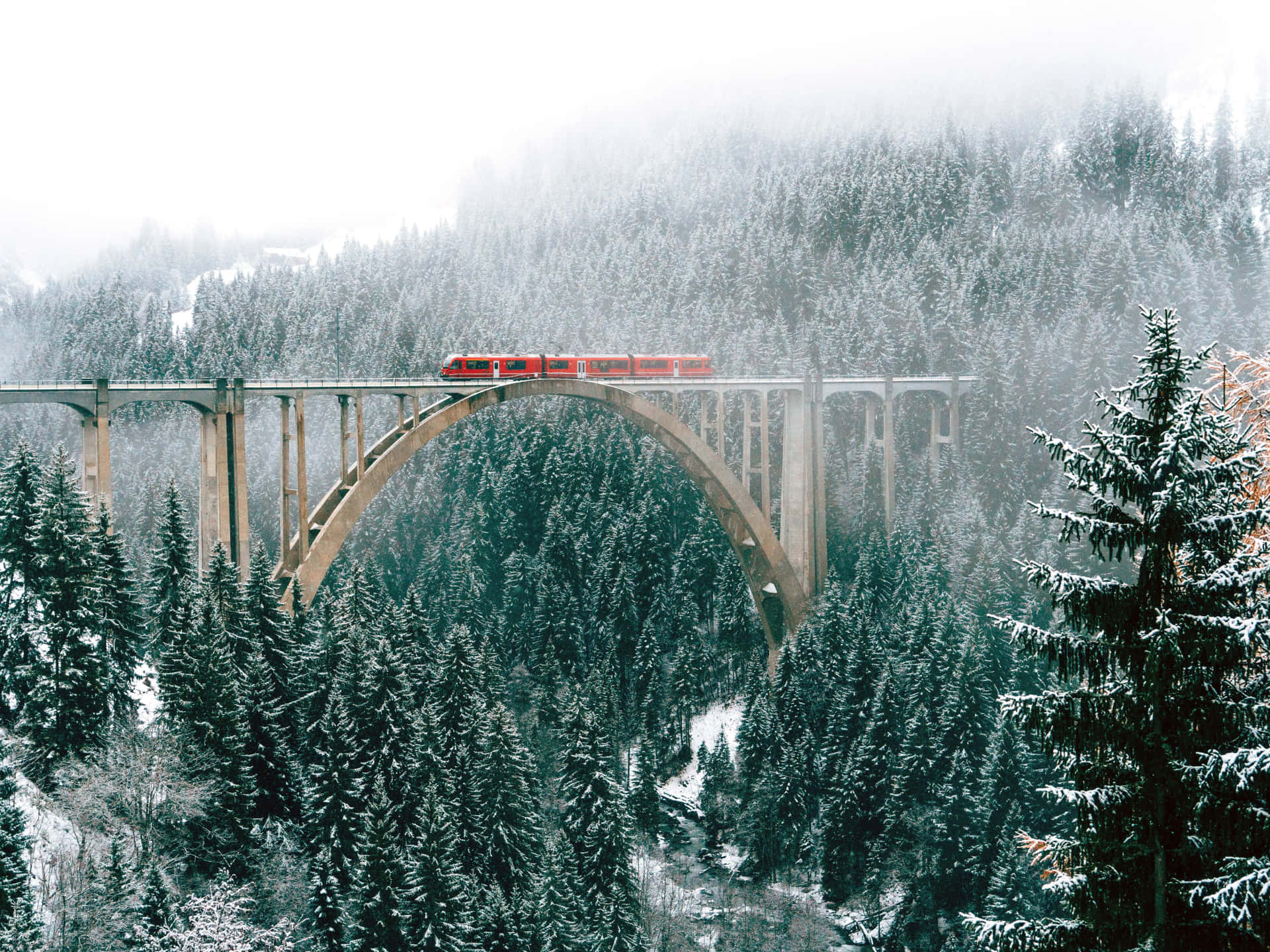Vackerbild På Snöiga Tågbron.