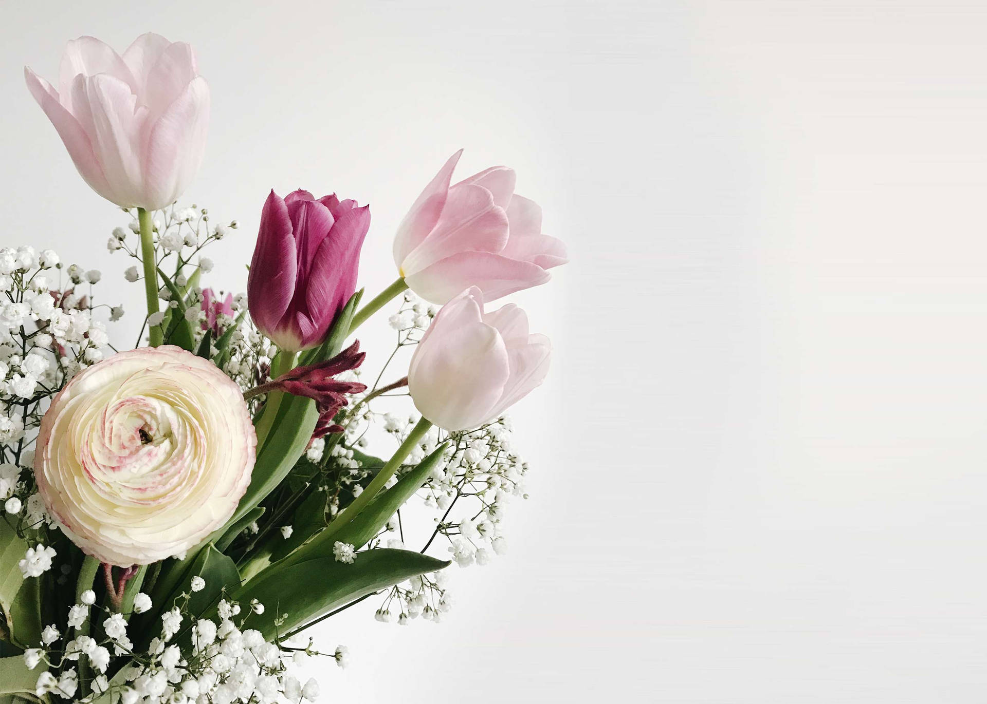 Wunderschönerfrühling: Tulpen, Rosen, Lilien Und Maiglöckchenstrauß. Wallpaper