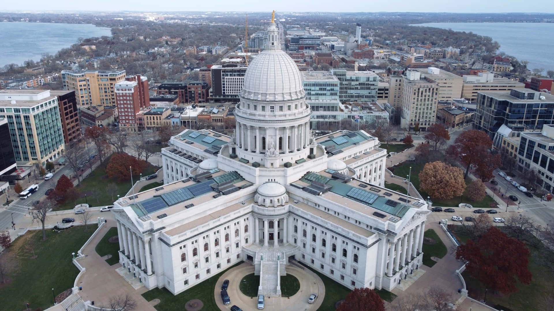 Beautiful Sunrise At Capitol Building In Madison, Wisconsin Wallpaper