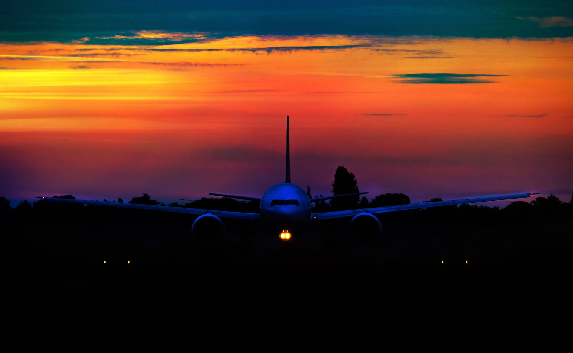 Hermosafoto Del Atardecer De Un Avión En Resolución 4k. Fondo de pantalla