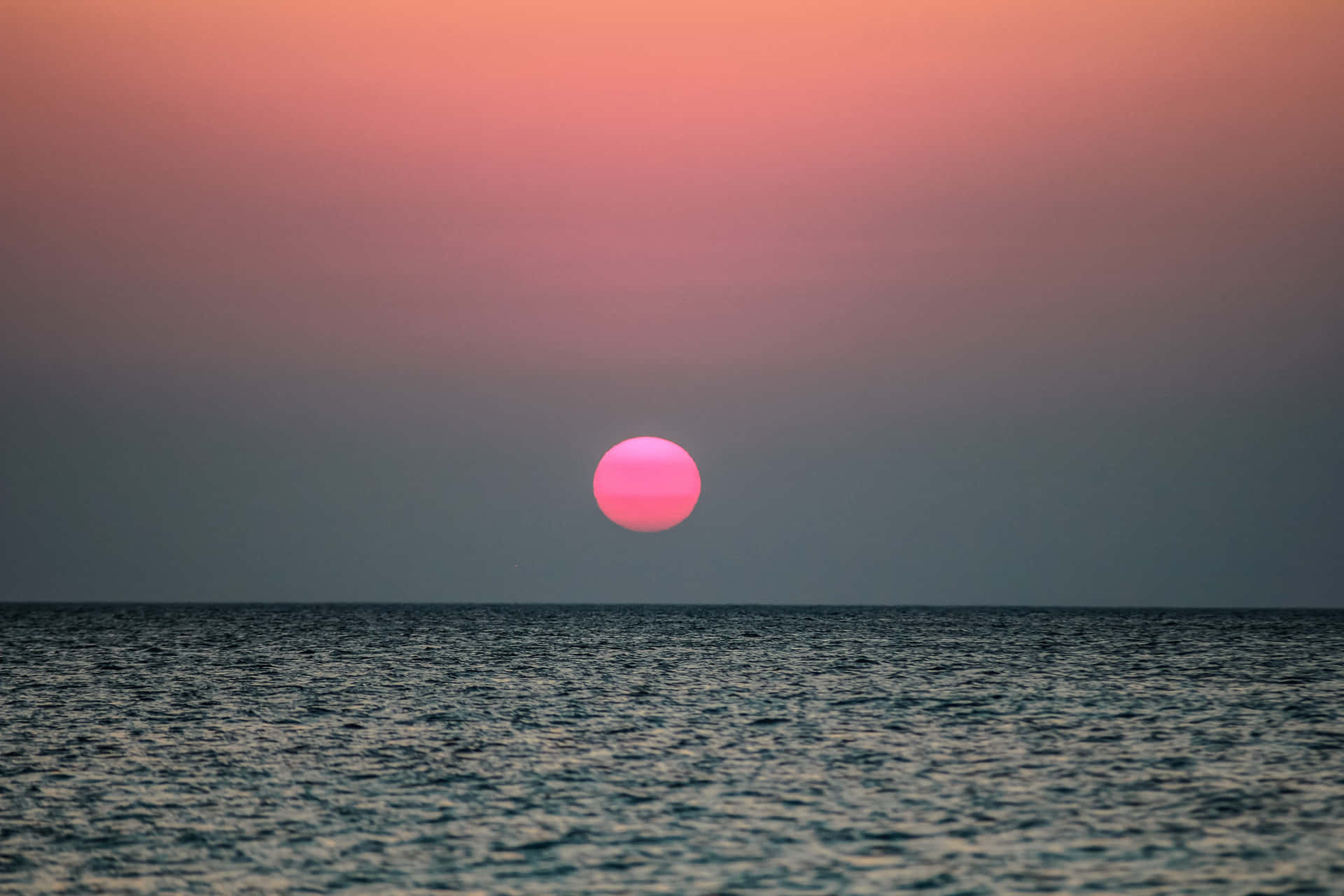 Einwunderschönes Sonnenuntergangsbild Malt Den Himmel In Warmen Farben.