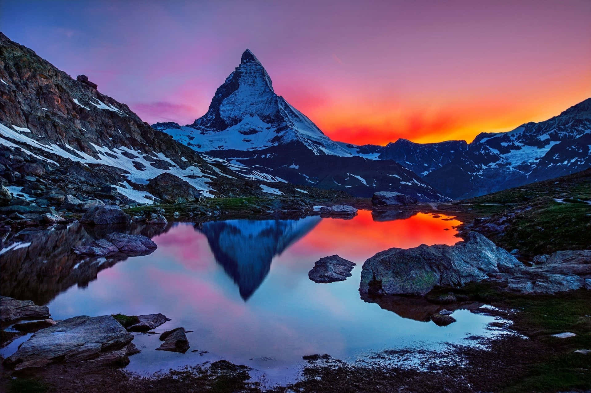 Hermosavista Del Atardecer En El Matterhorn. Fondo de pantalla