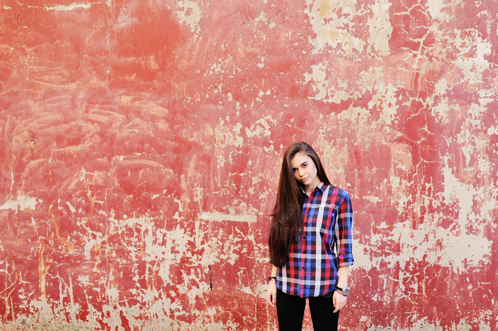 Smuk teenage pige på rødt og hvidt digitalt baggrund Wallpaper
