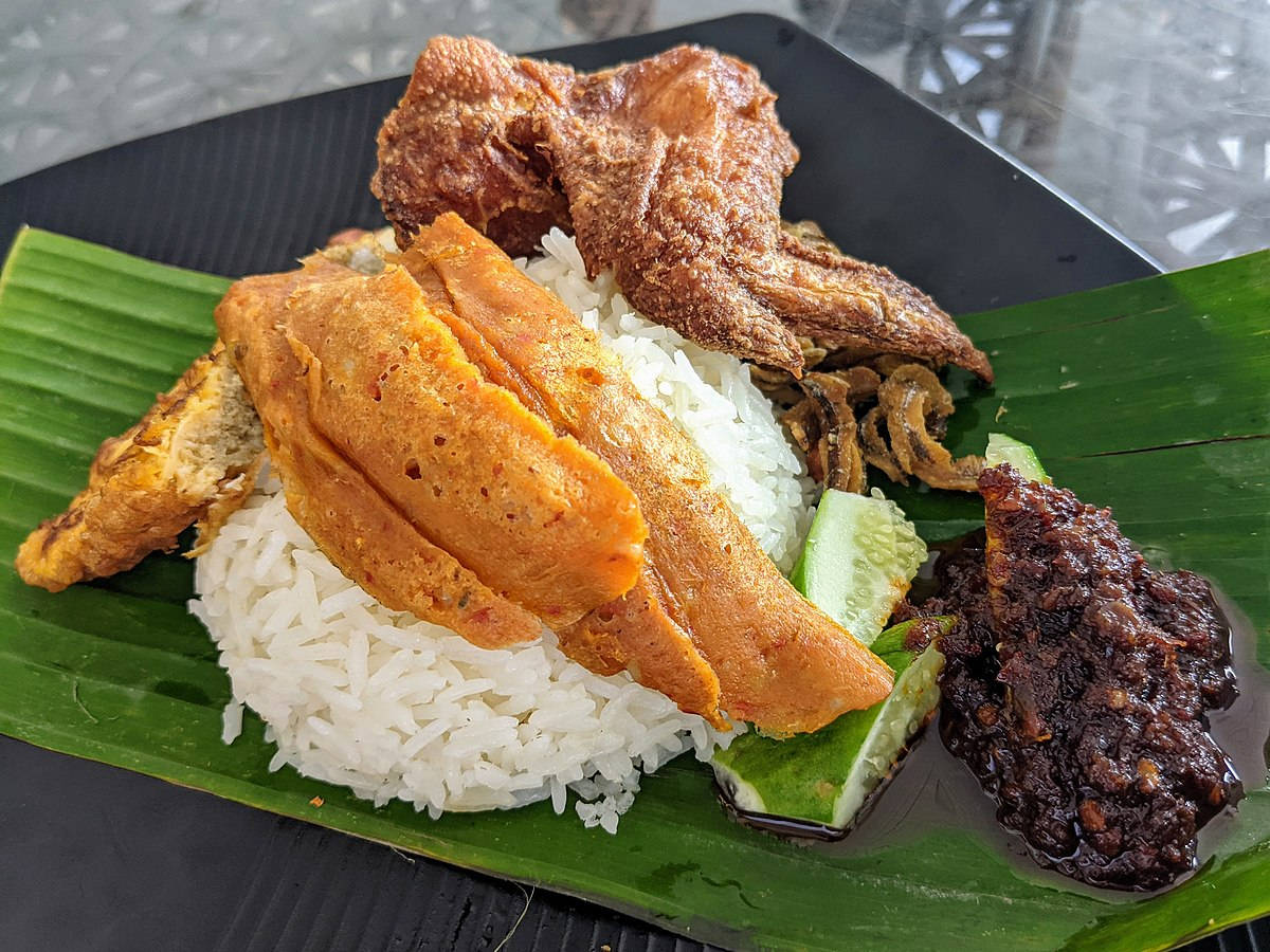 Vackertraditionell Malaysisk Mat Nasi Lemak. (this Sentence Is Not Related To Computer Or Mobile Wallpaper, So I Am Not Sure How To Connect It To The Context. Please Provide Additional Information.) Wallpaper