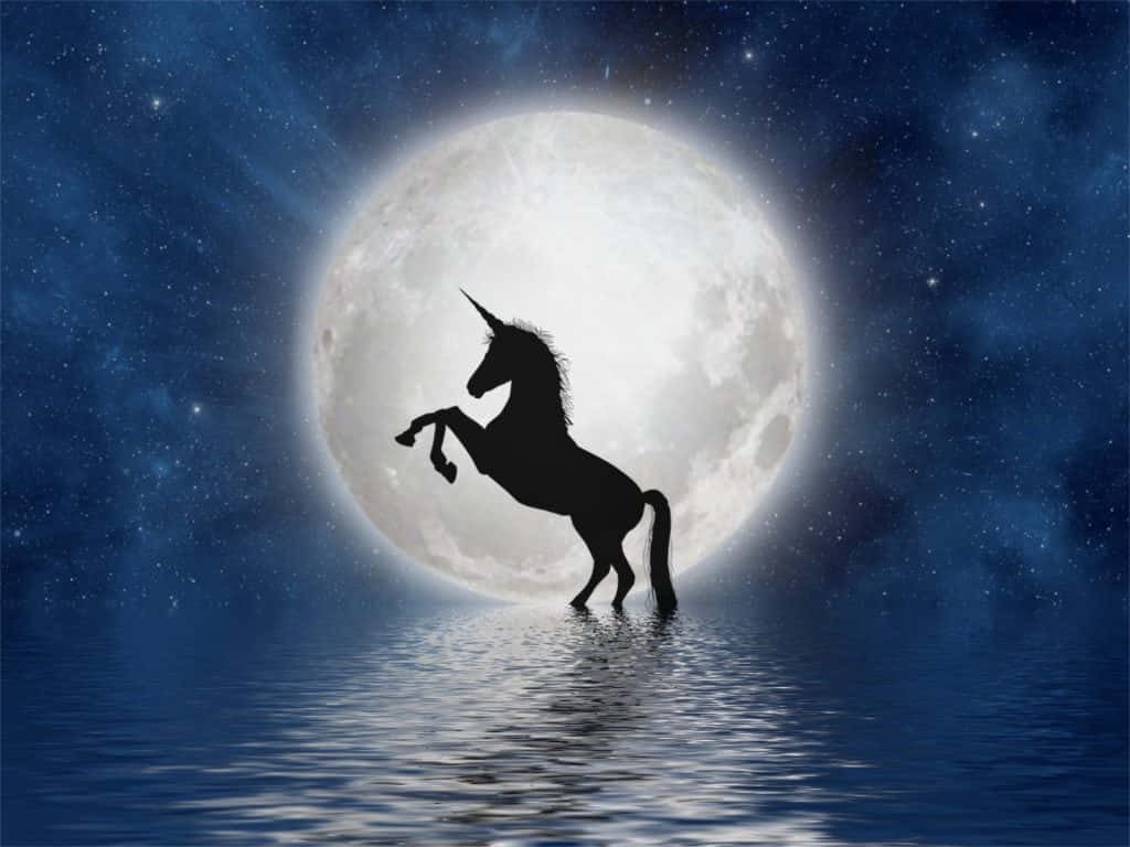 Hermosaimagen De Silueta De Unicornio En La Luna Reflejado En El Agua.