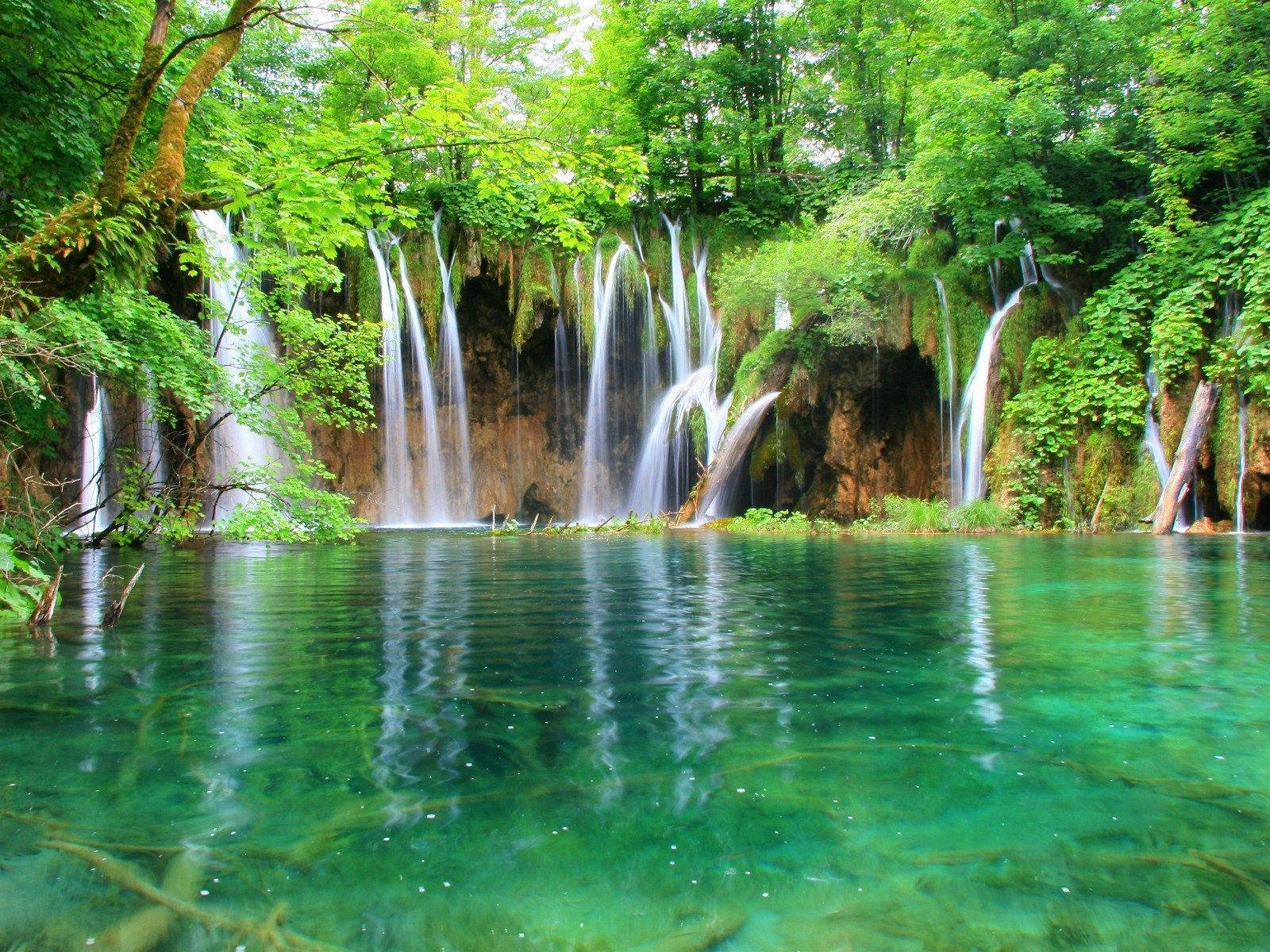 Beautiful Waterfall In Plitvice Lakes Wallpaper