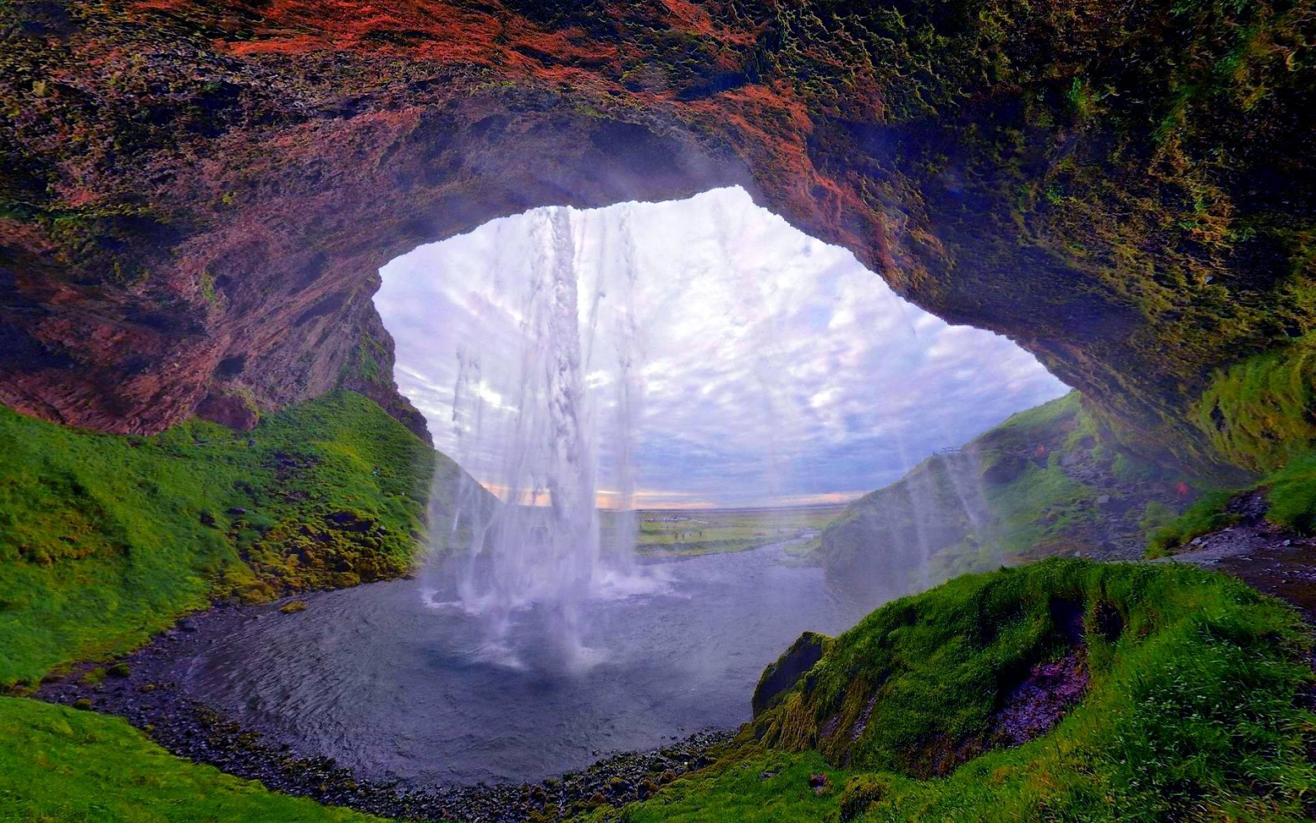 Wunderschönerwasserfall Seljalandsfoss Wallpaper