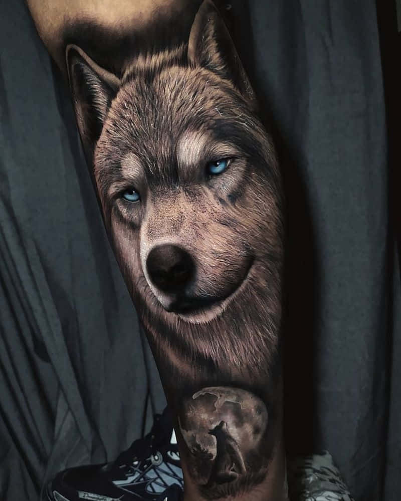 Einmajestätischer Wolf Steht Königlich Inmitten Eines Üppigen Waldes.