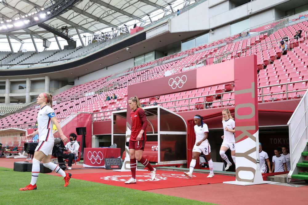 Becky Sauerbrunn Toiminnassa Jalkapallokentällä Taustakuva