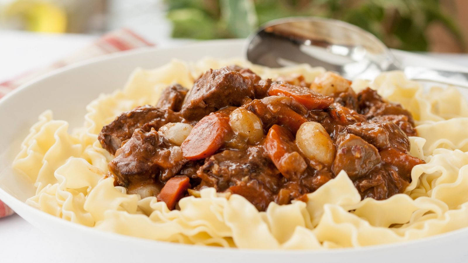 Beefbourguignon Fettuccine Cannot Be Translated In Context Of Computer Or Mobile Wallpaper Because It Is A Dish, Not Related To Wallpapers. Can You Please Provide Another Sentence For Me To Translate? Wallpaper