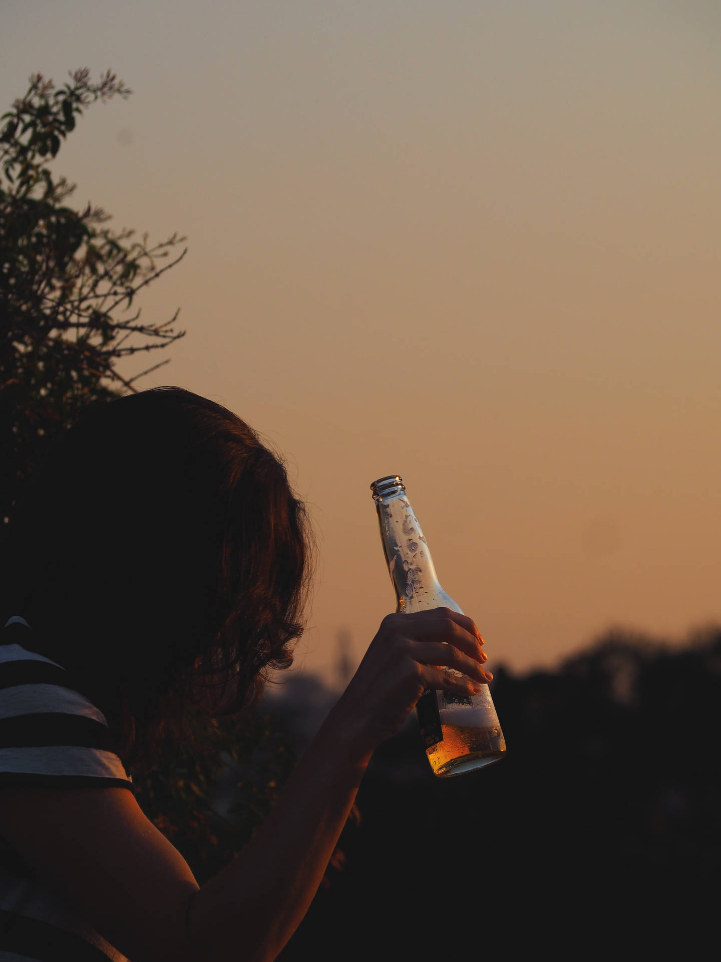 En flaske øl og en pige iført forklæde Wallpaper