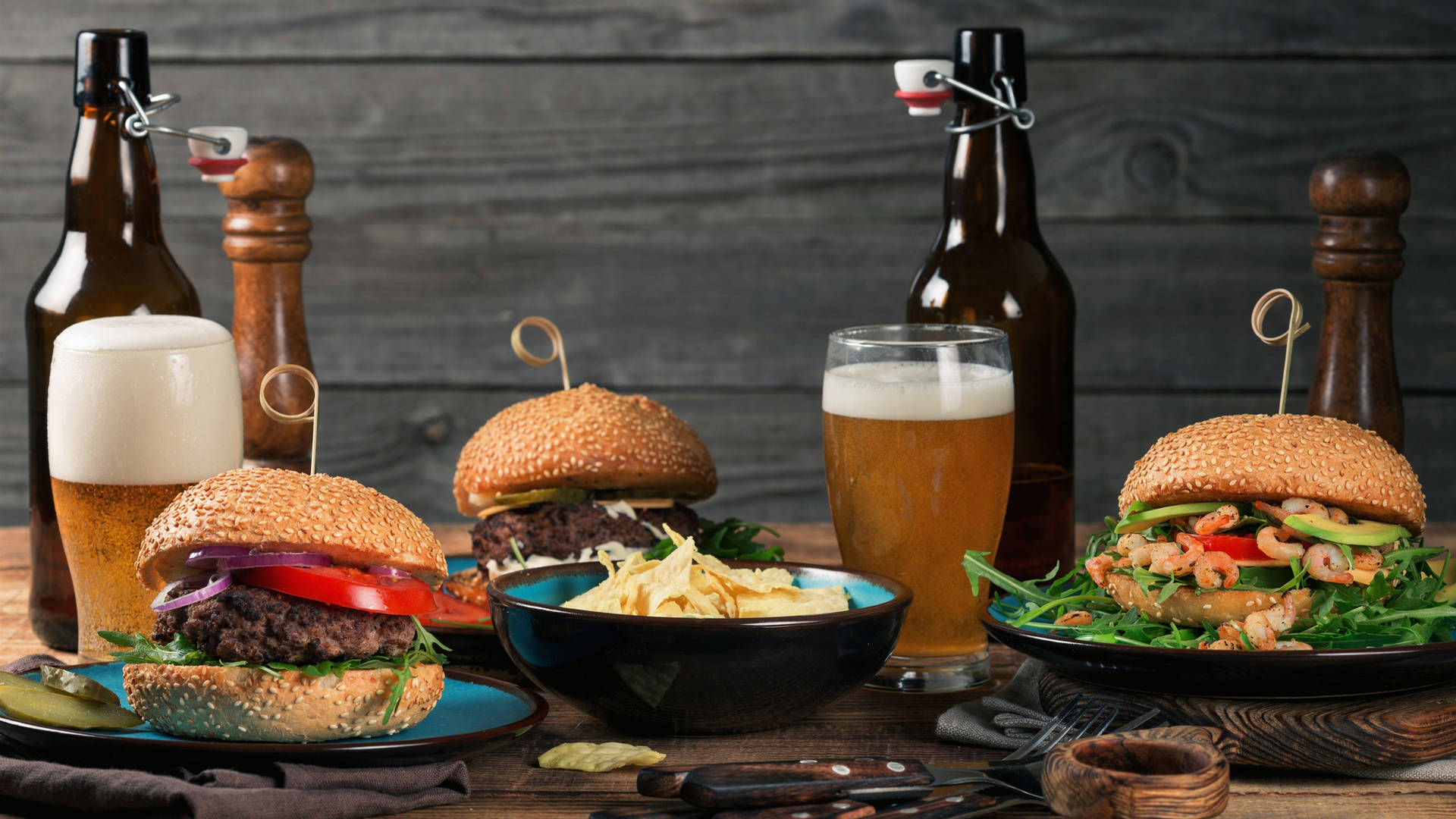 Tapet nødvendigheder af ølbøttle og burger Wallpaper