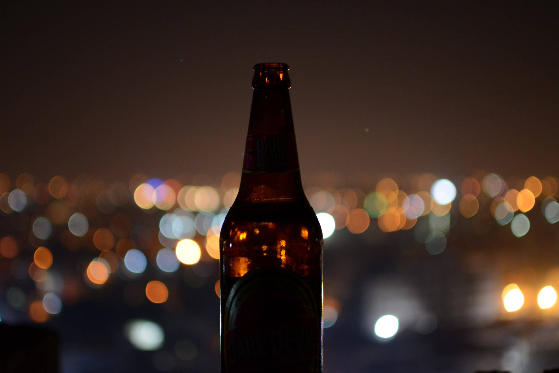 Botellade Cerveza Y Luces De La Ciudad Fondo de pantalla