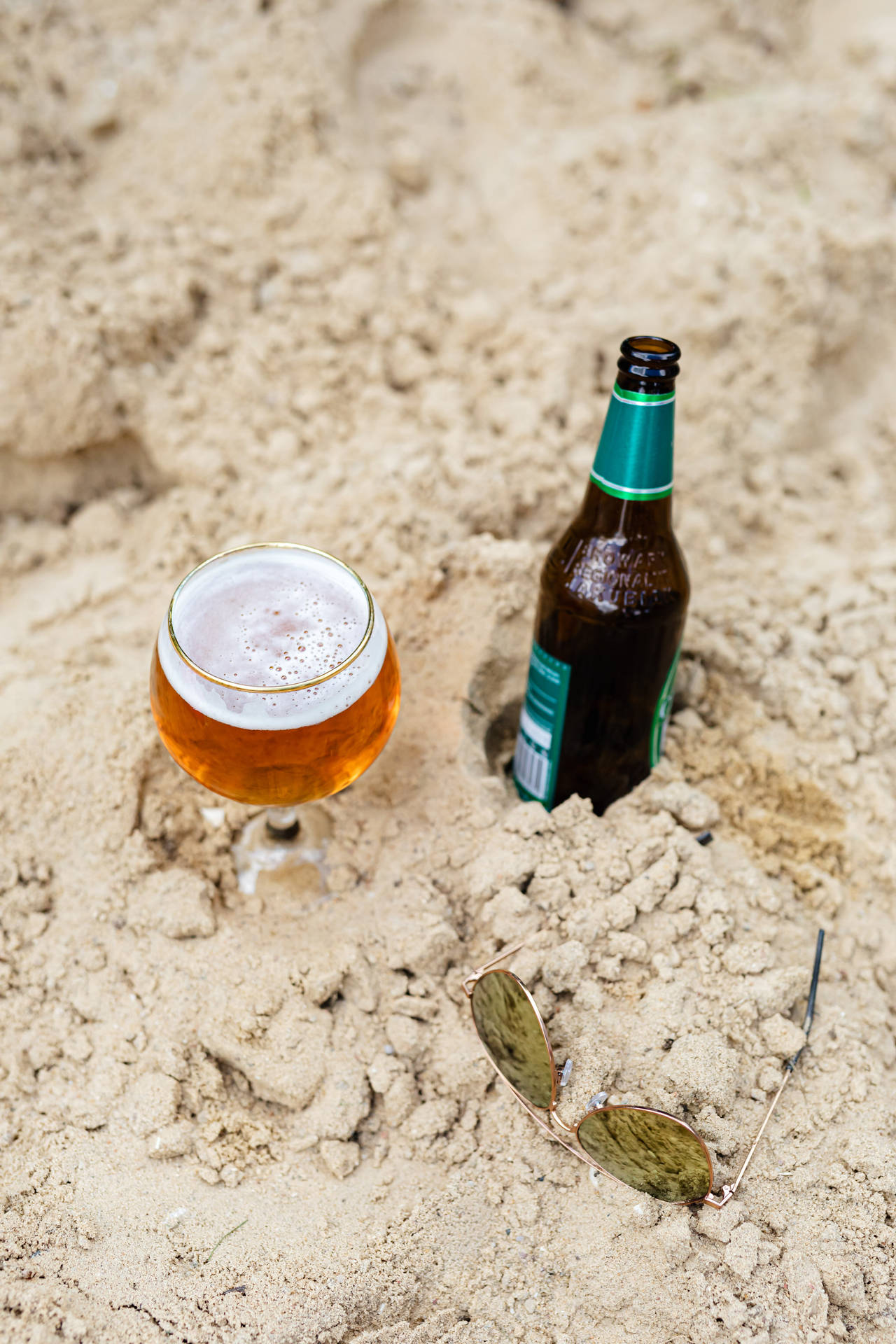Øl flask begravet i sandet Wallpaper
