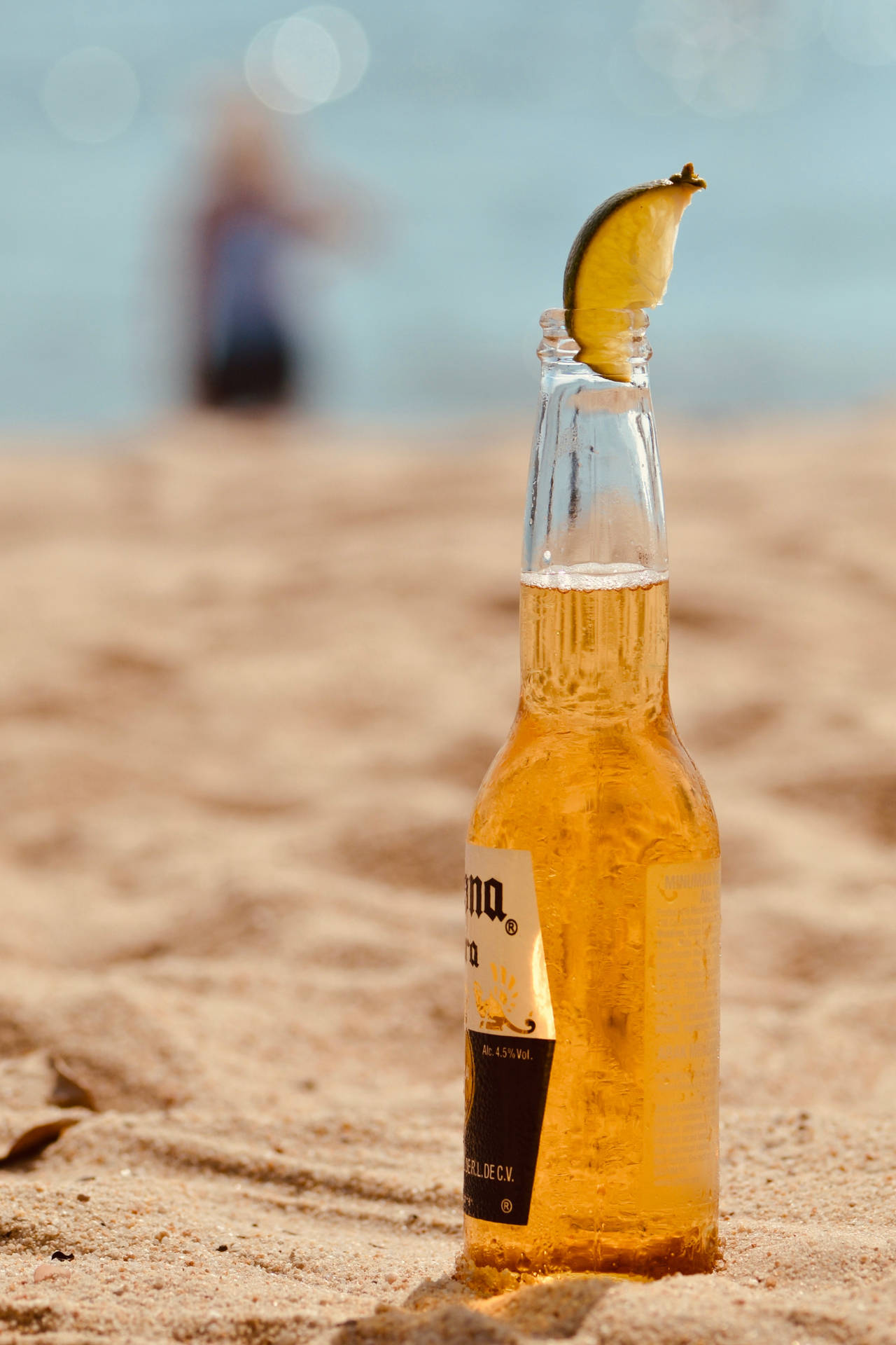 Botellade Cerveza Corona Con Una Rodaja De Limón Fondo de pantalla