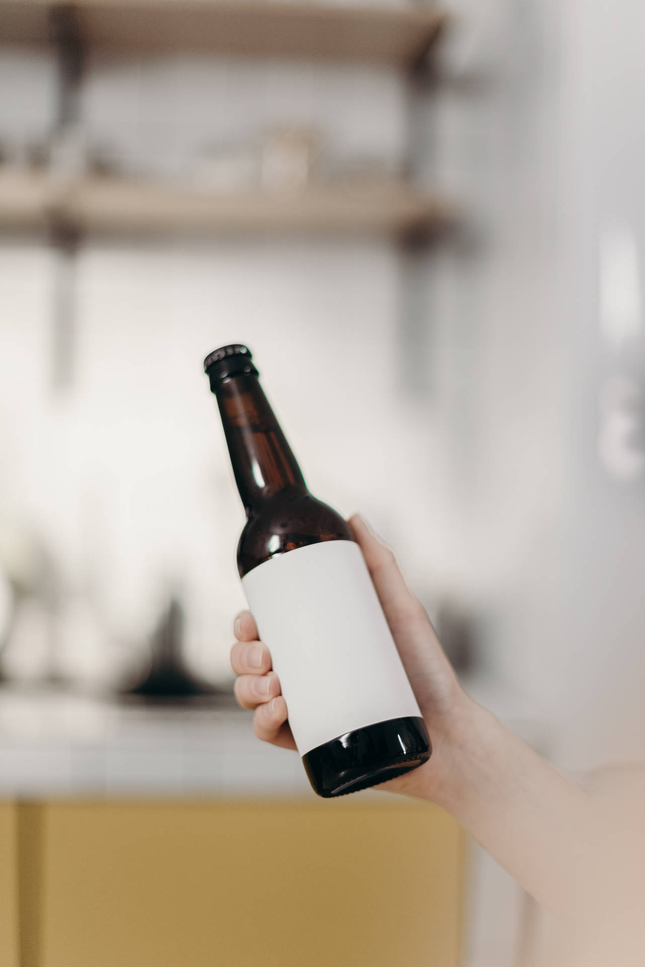 Botellade Cerveza Con Una Etiqueta Blanca Fondo de pantalla