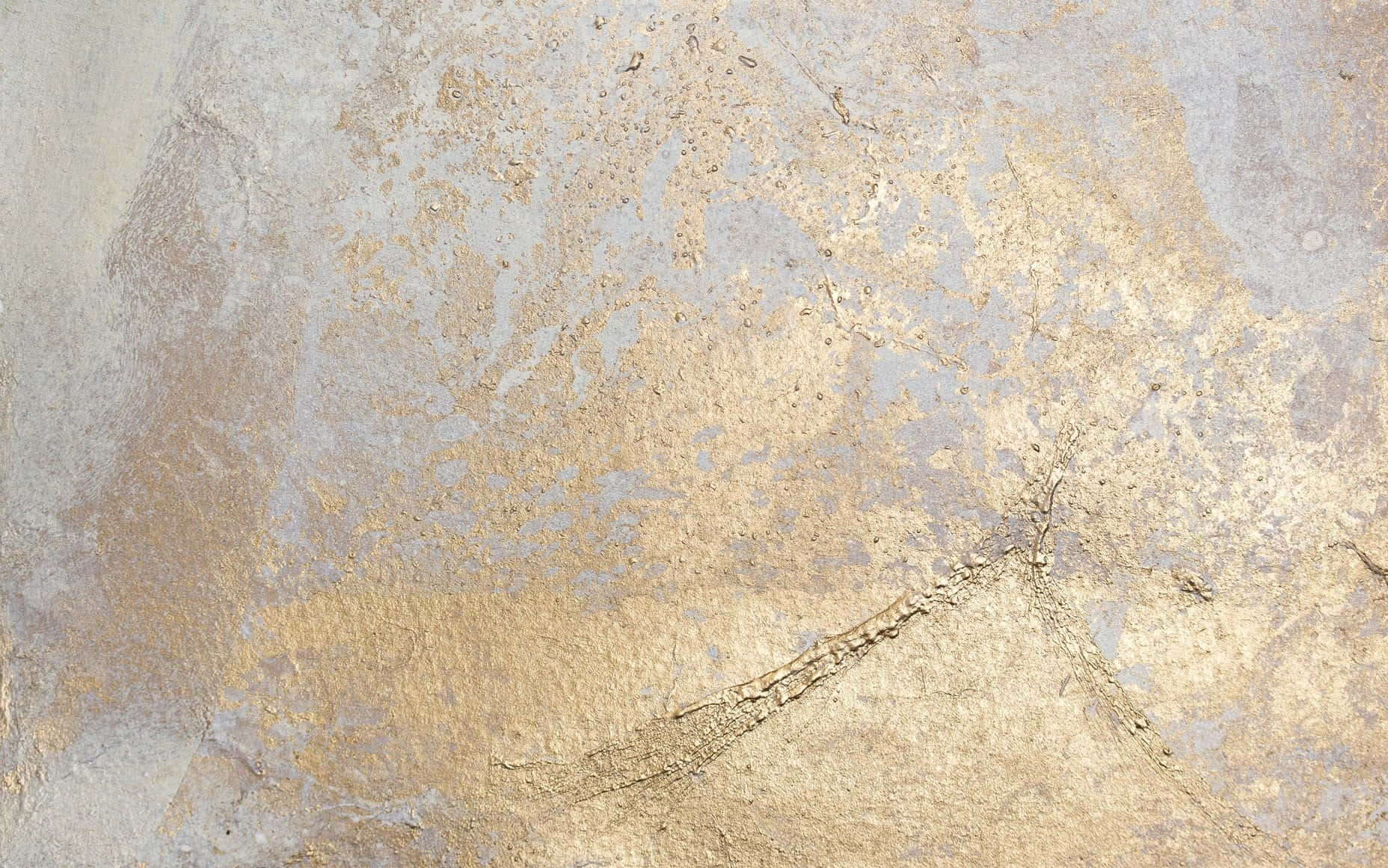 Etnærbillede Af En Væg Malet I Guld Og Sølv.