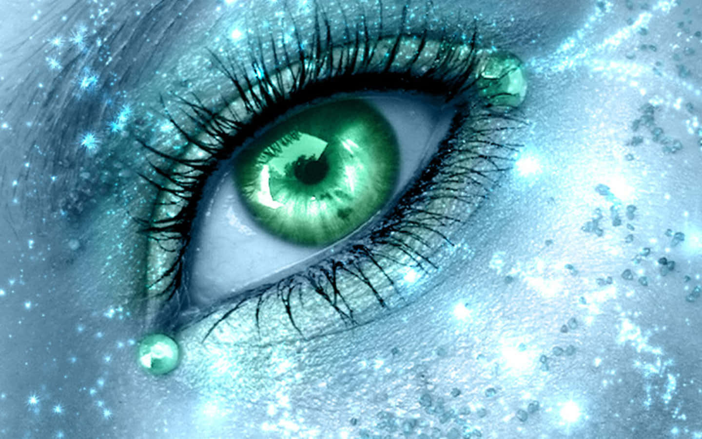 Glistening Eyes Underwater Wallpaper