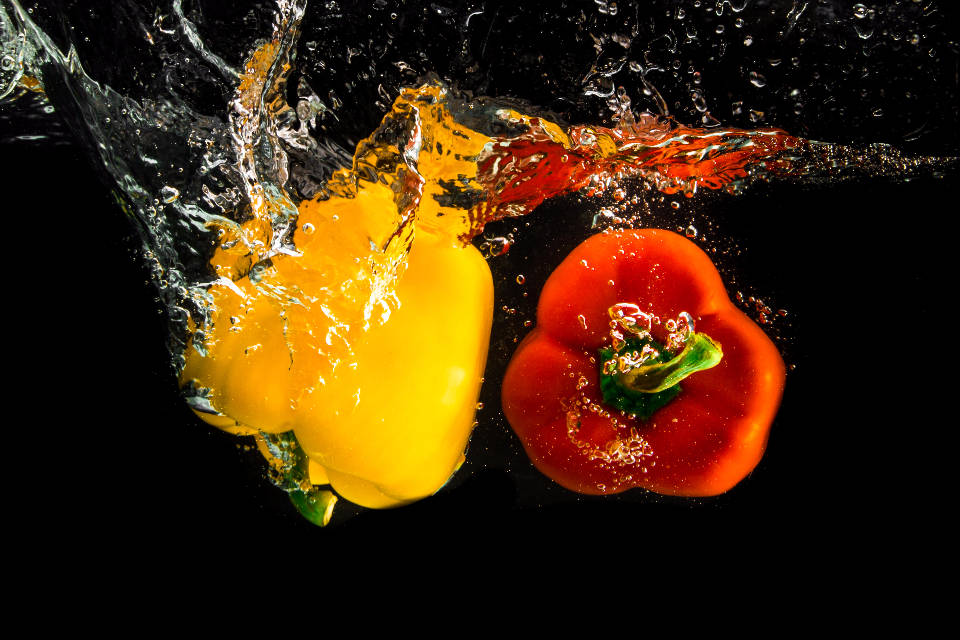 Paprikafrüchtespritzen Ins Wasser. Wallpaper