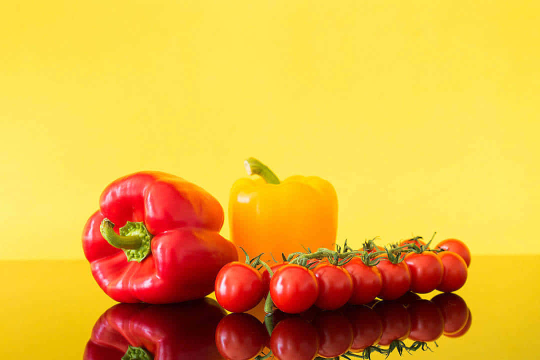 Billede af lækre peberfrugter og tomater stadig liv slutter på lærredet. Wallpaper