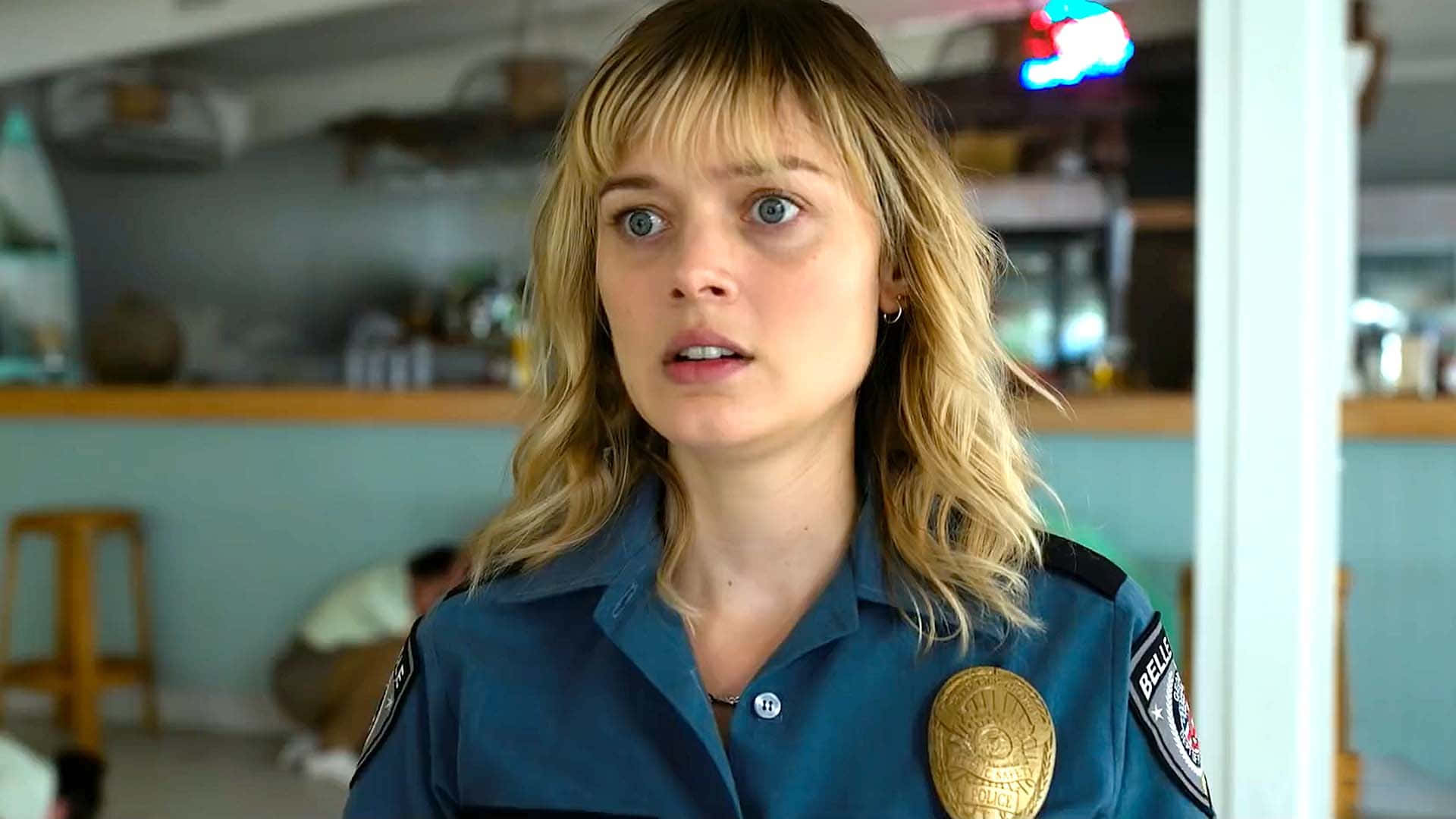 Bella Heathcote Politie Uniform Bezorgde Blik Achtergrond