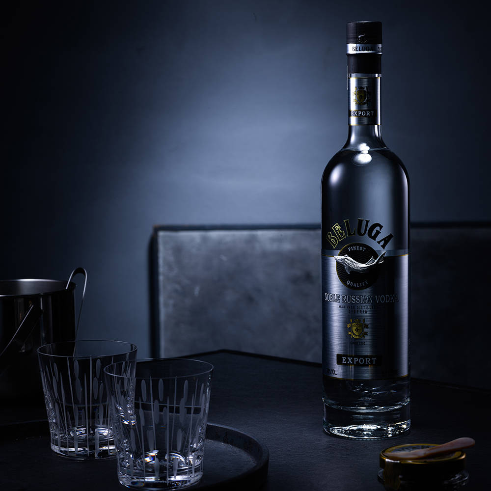 Beluga Vodka Flasken I Mørk Grunge Værelse Wallpaper