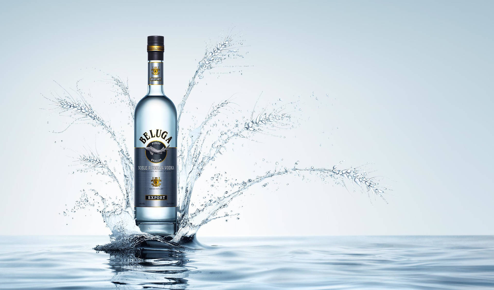 Beluga Vodka sprøjter på klart vand Wallpaper