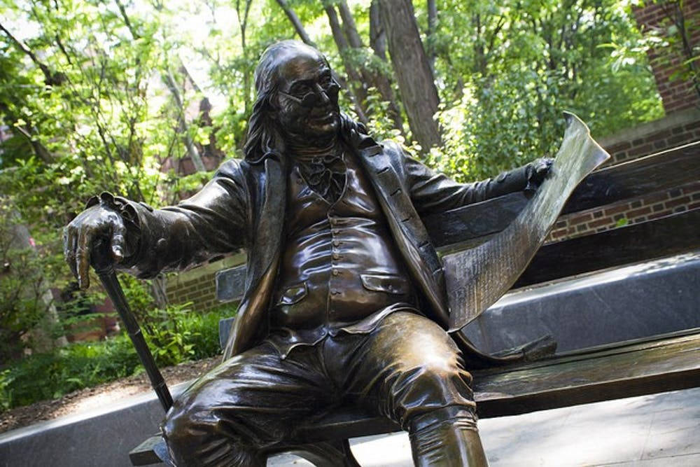 Estatuade Benjamin Franklin En Un Banco Fondo de pantalla