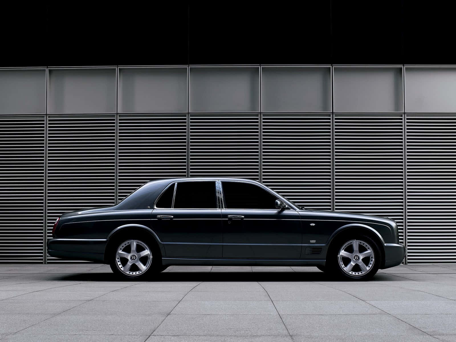 Une Luxueuse Bentley Arnage Garée Dans Un Cadre Élégant Fond d'écran