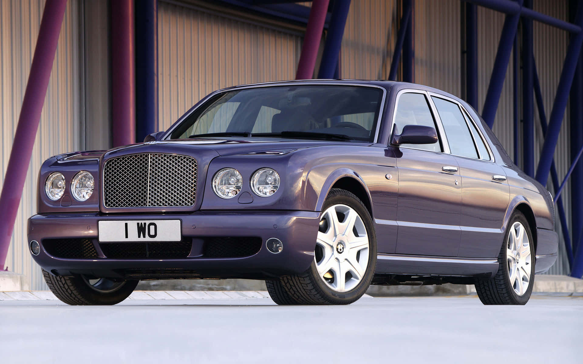 Bentley Arnage Immaculé Sur Une Rue Sereine Fond d'écran