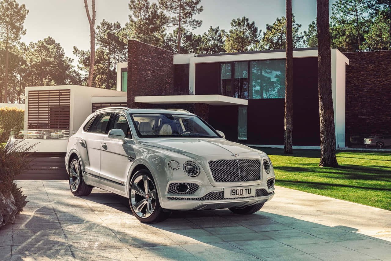 Icon of Luxury and Performance: Bentley Bentayga Wallpaper