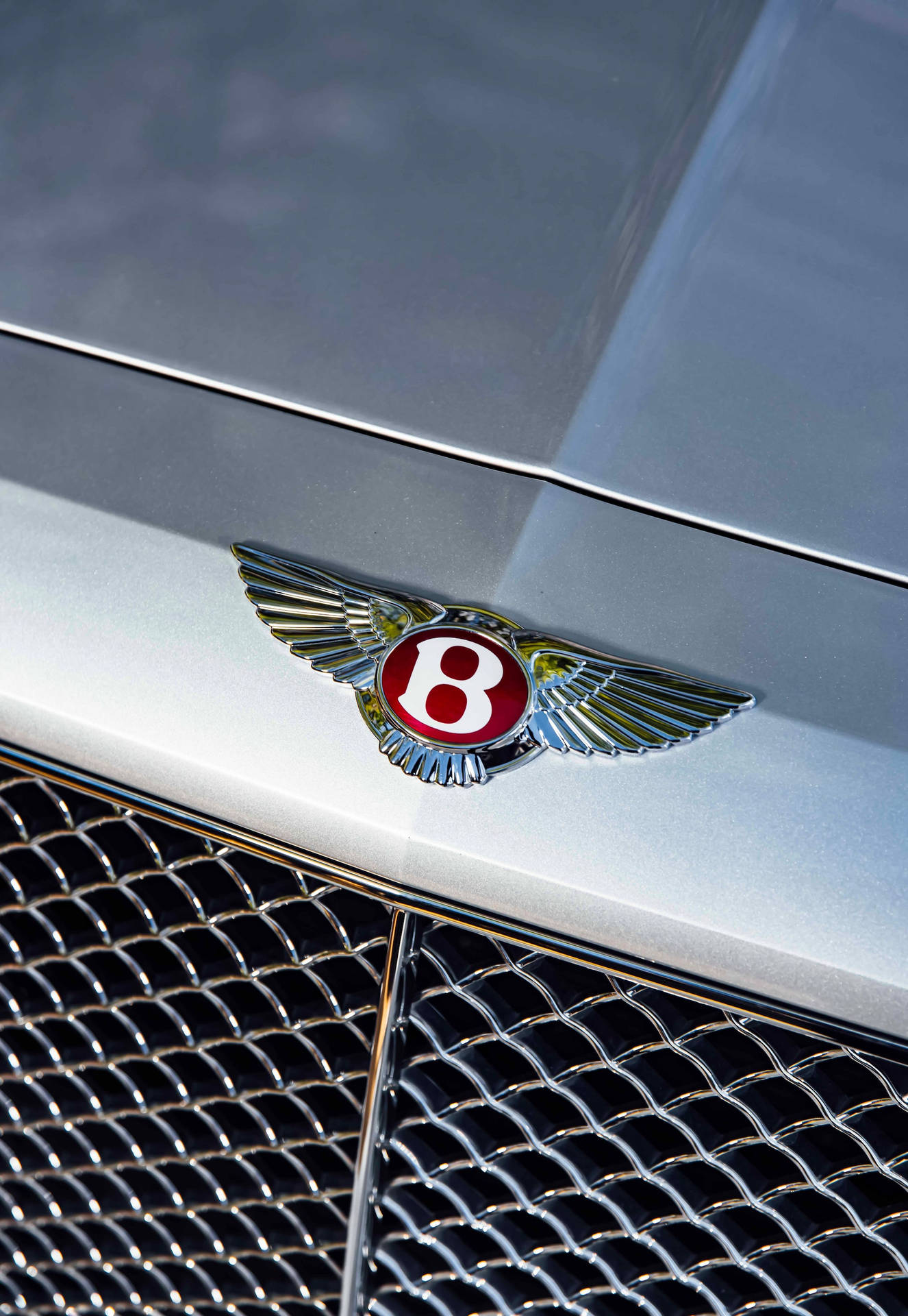Bentleyautosymbol Auf Silber Wallpaper